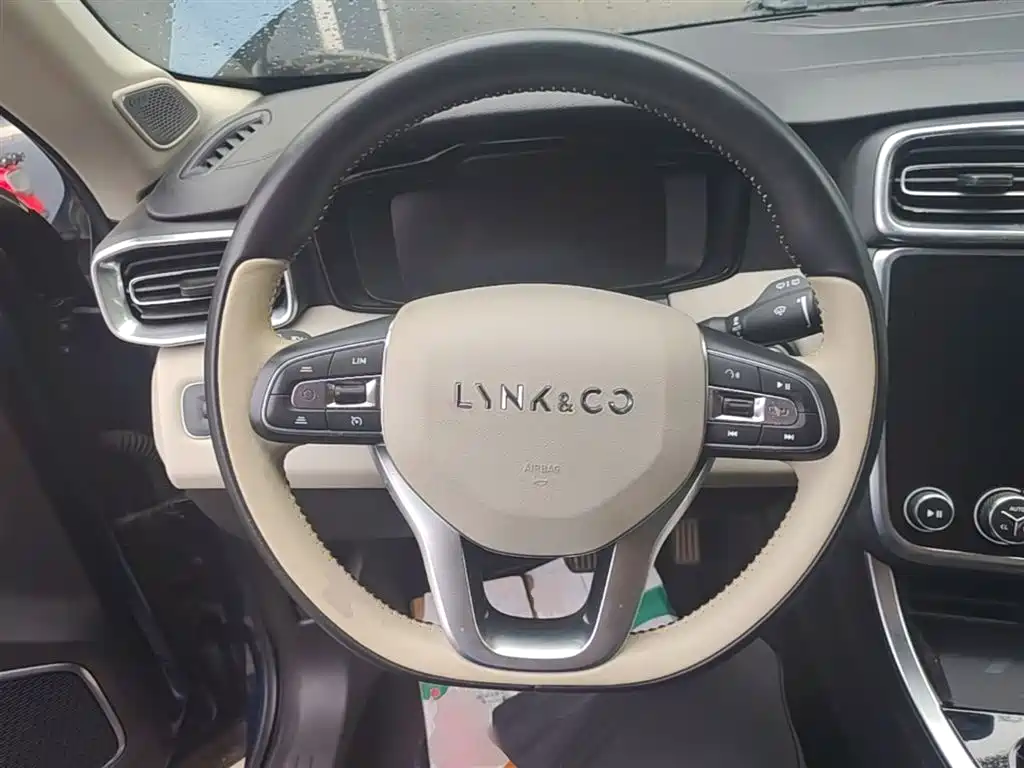 Lynk & Co 01 2017 2.0T 2WD Pro Shine Edition фото 11