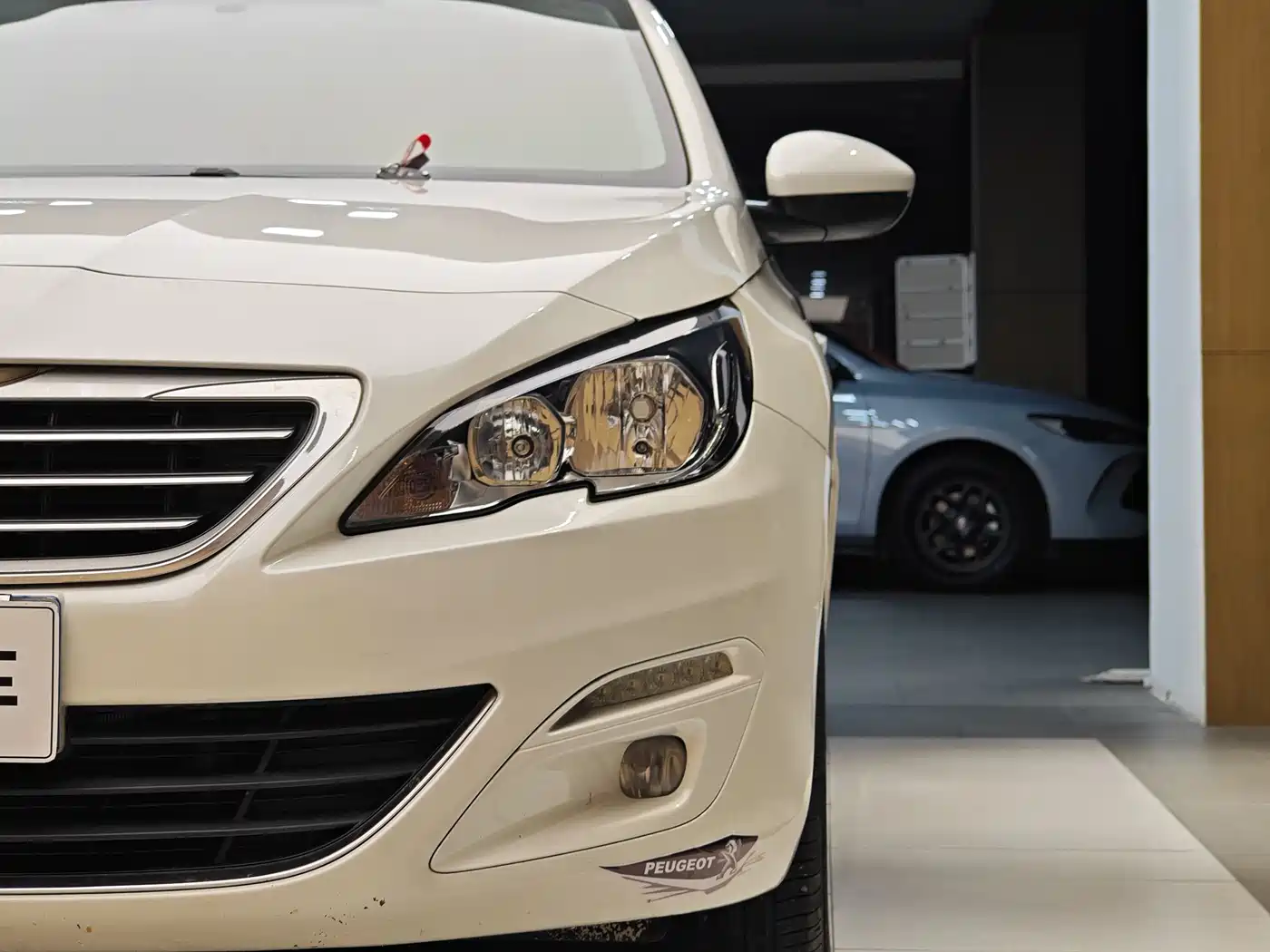 Peugeot 408 2015 Model 1.2T Automatic Luxury Edition фото 2