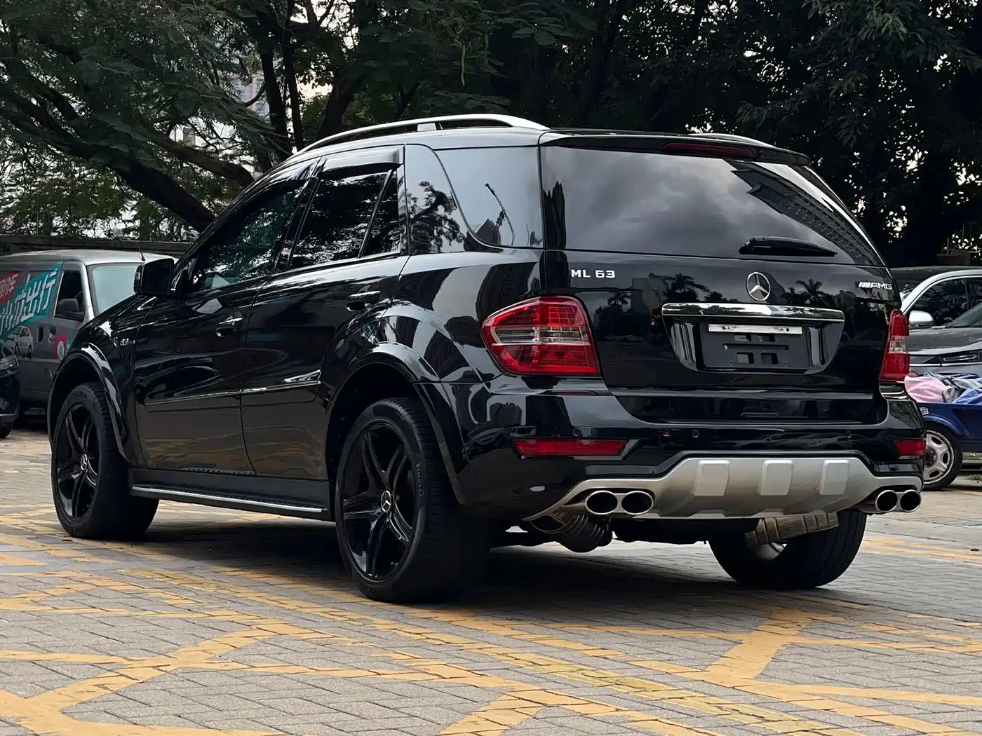 Mercedes-Benz M-Class AMG 2011 AMG ML 63 фото 16