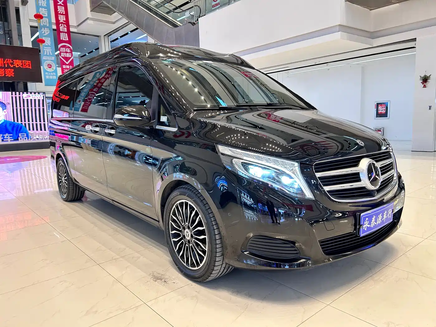 Mercedes-Benz V-Class 2018 V 260 L Premium Long Wheelbase Edition China VI фото 3