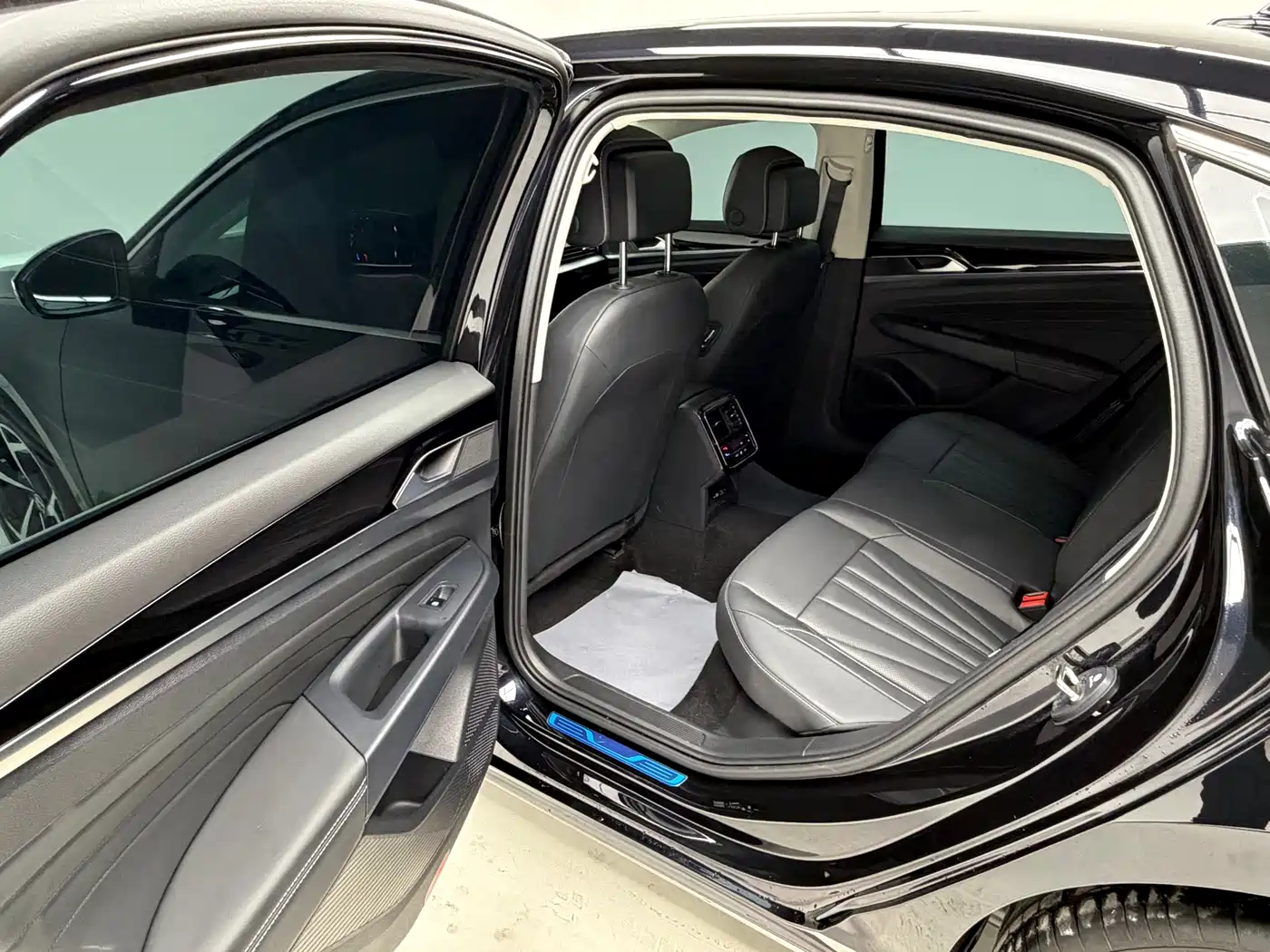 Volkswagen Passat 2025 Outstanding 330TSI Starlight Elite Edition фото 13