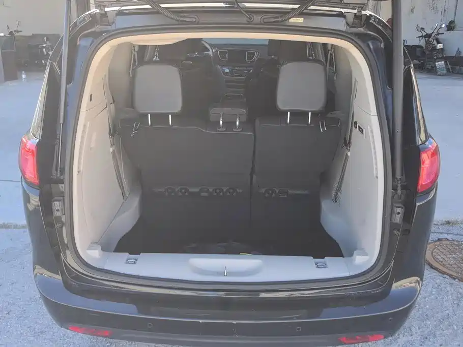 Chrysler Grand Voyager (Import) 2019 2017 3.6L Premium Edition