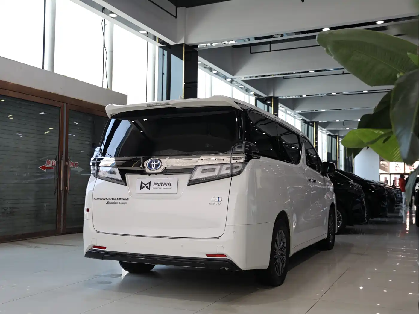 Toyota Vellfire 2021 Crown Hybrid 2.5L HV Premium Edition фото 18