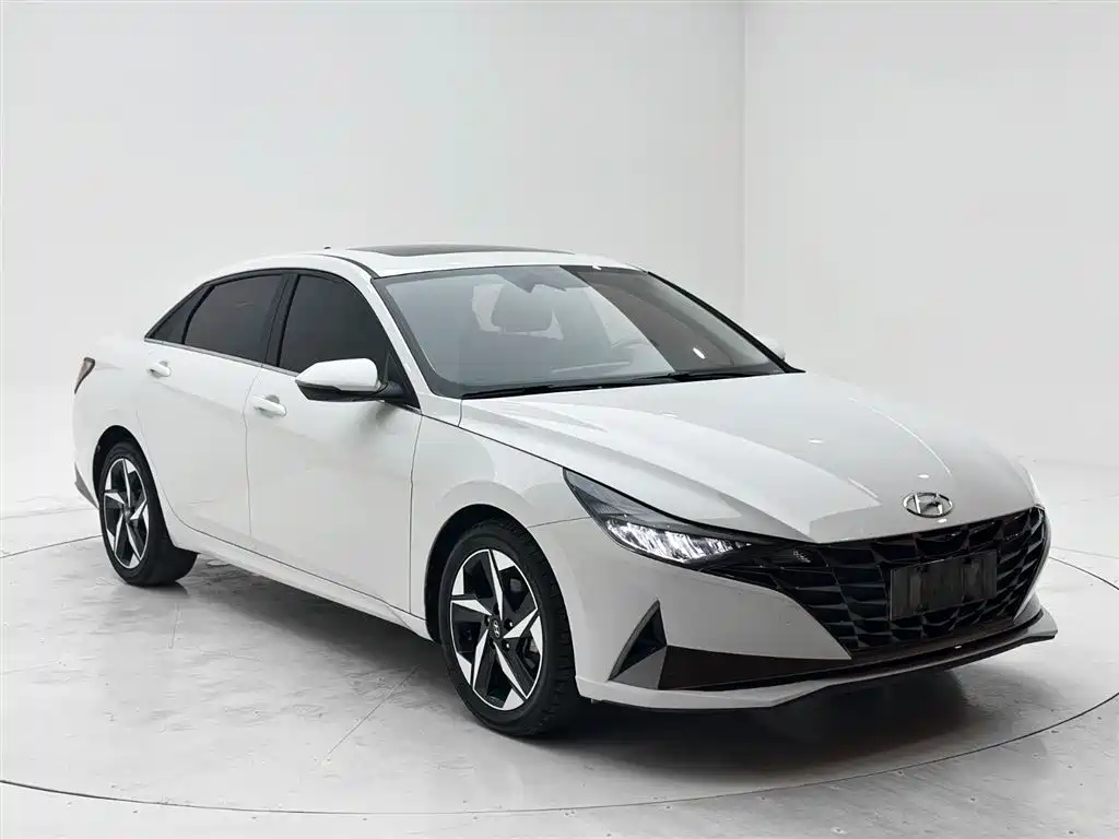 Hyundai Elantra 2022 1.5L CVT LUX Premium Edition фото 3