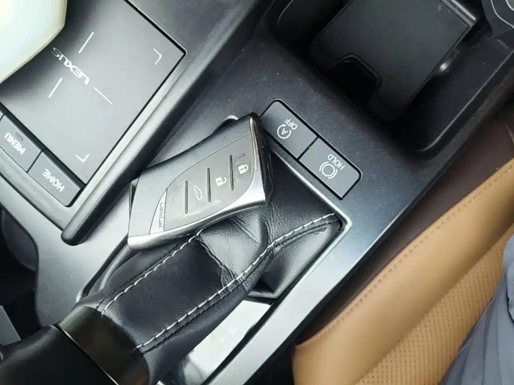 Фото 9 - Lexus ES