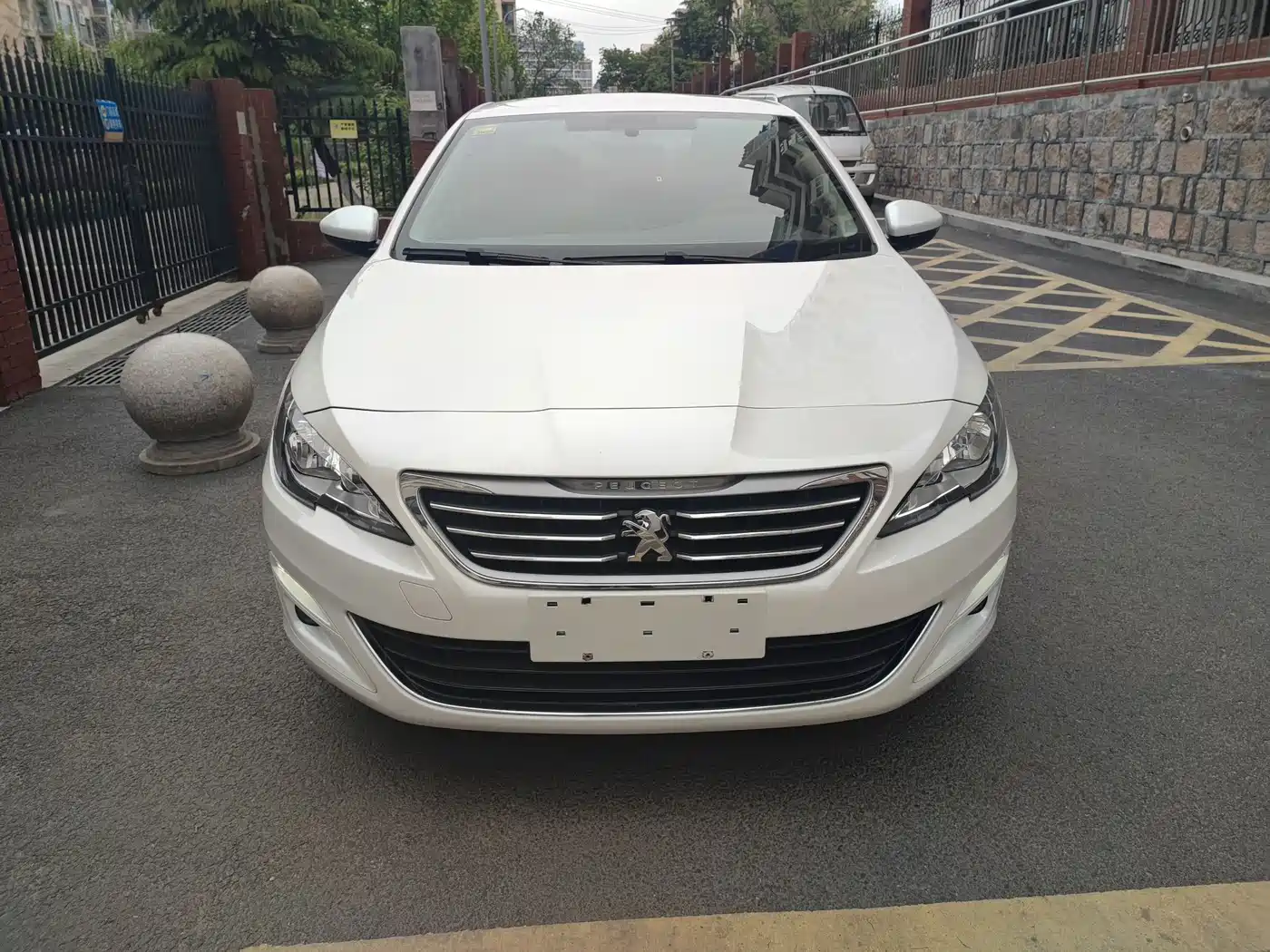 Peugeot 408 2014 1.8L Manual Leading Edition фото 3