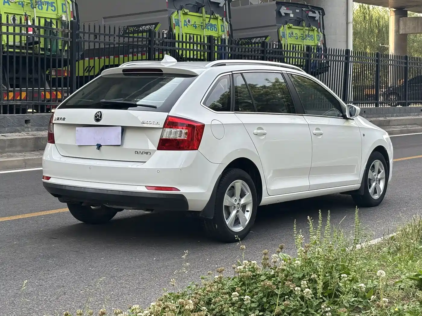 Škoda Skoda Rapid Spaceback 2014 1.6L Automatic Joy Edition фото 6