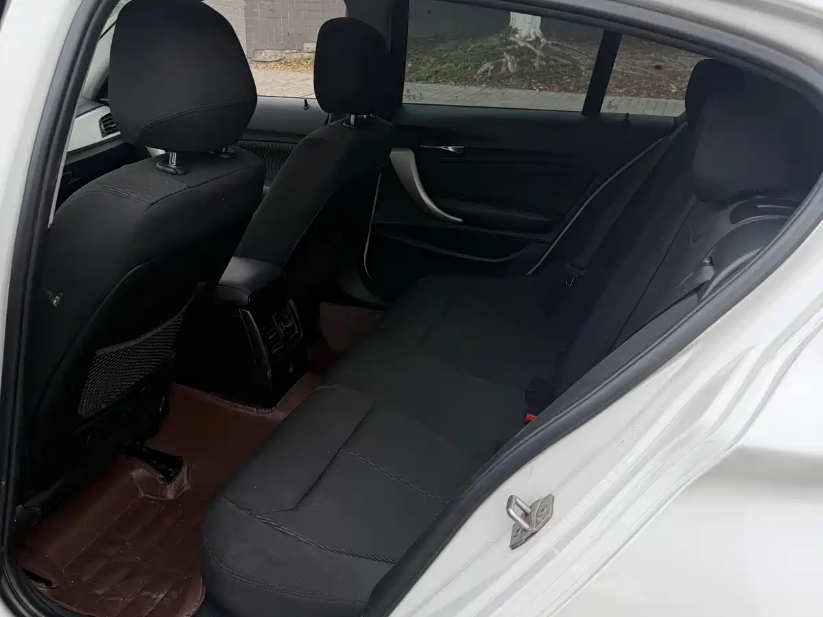BMW 1 Series (Import) 2016 120i Leading Model фото 12