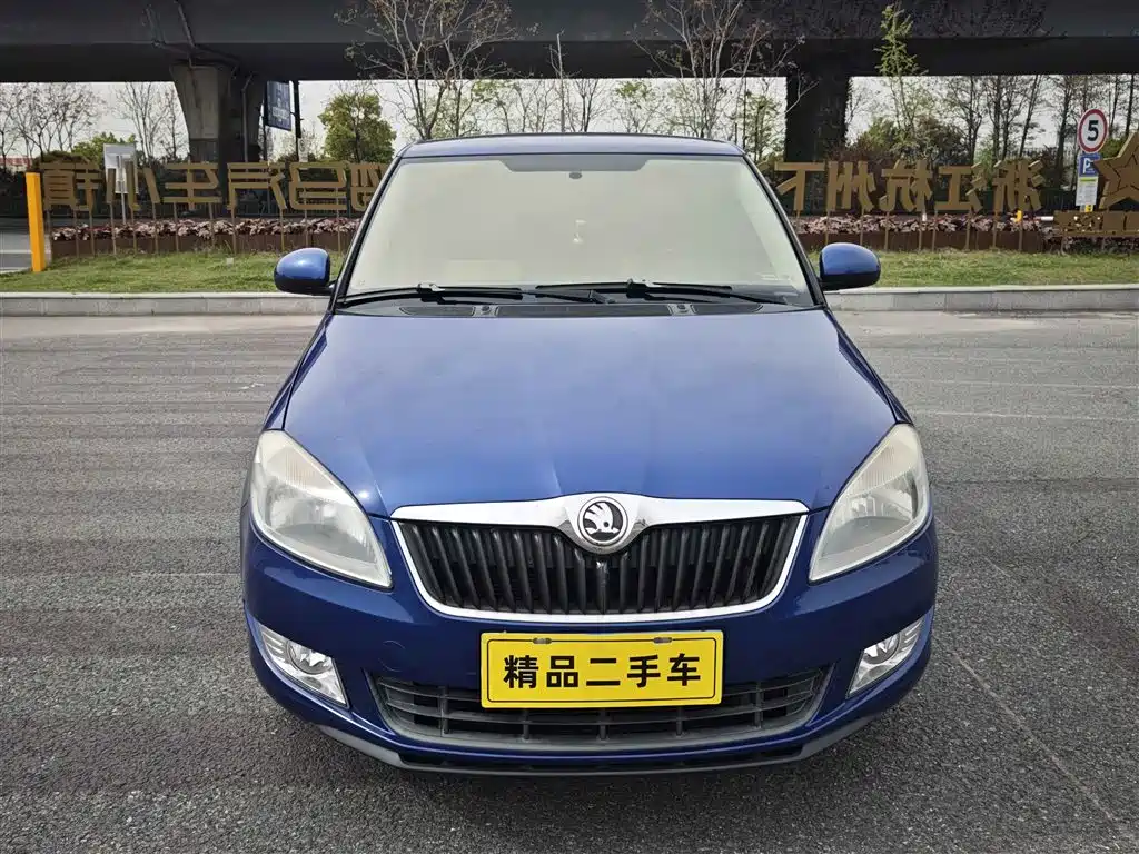 Škoda Fabia 2014 1.4L Automatic Crystal Spirit Edition фото 2