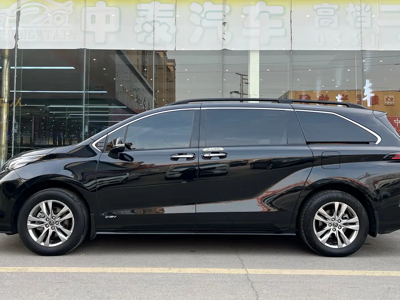 Toyota Sienna 2024 2.5L Hybrid 4WD Premium Edition фото 3