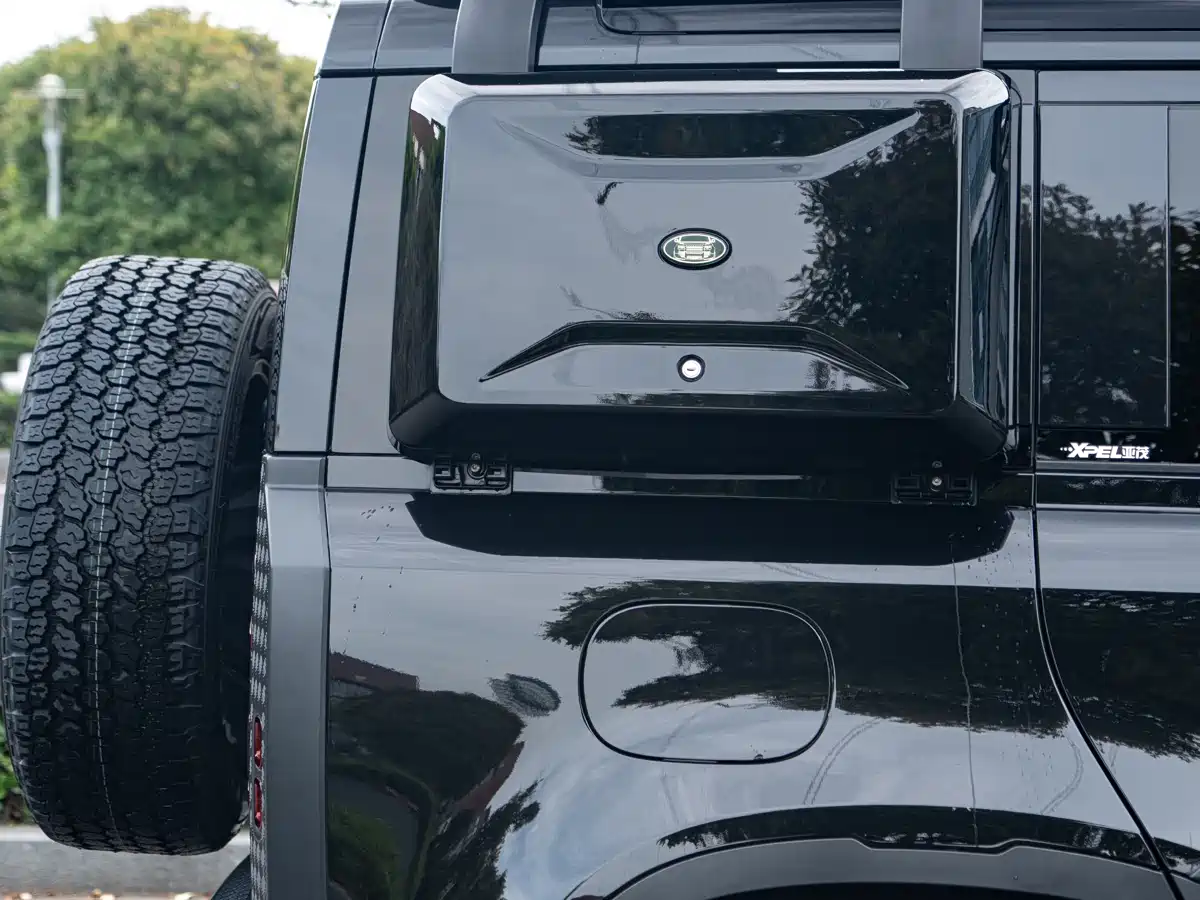 Land Rover Defender 2021 110 P400 Dark Special Edition фото 7