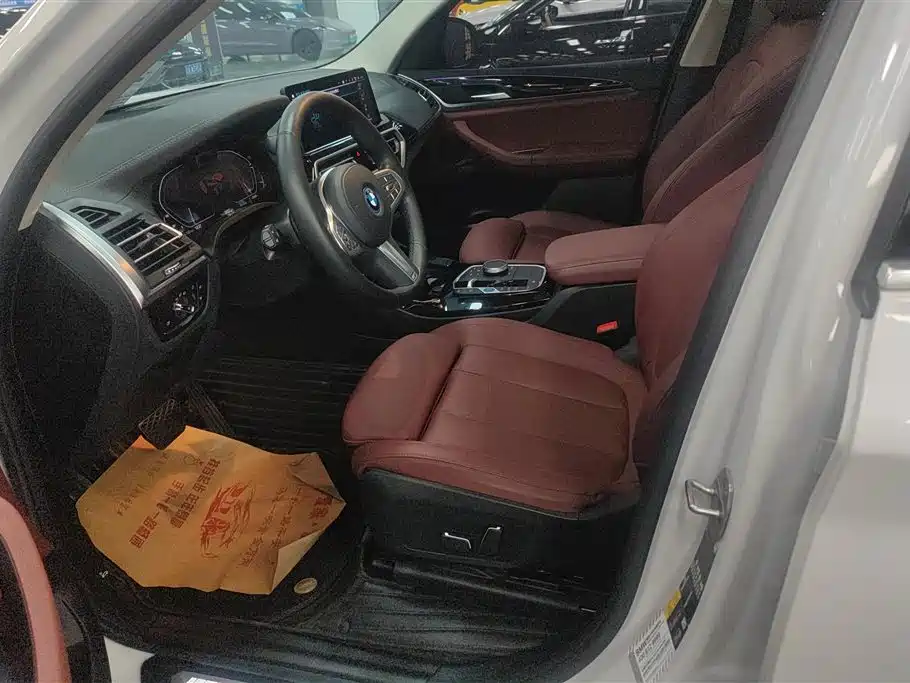 BMW iX3 2024 Leading Edition фото 9