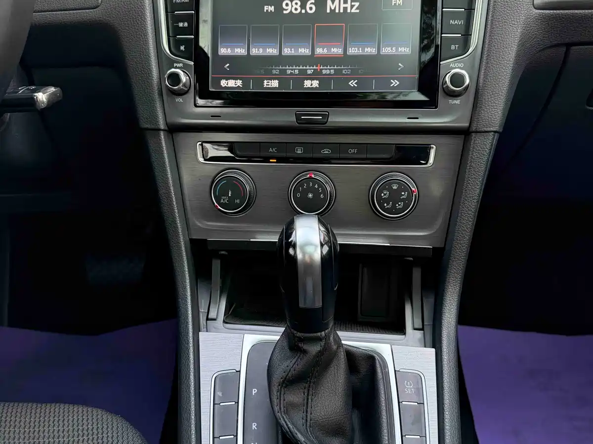Volkswagen Golf 2015 1.6L Automatic Comfort фото 7