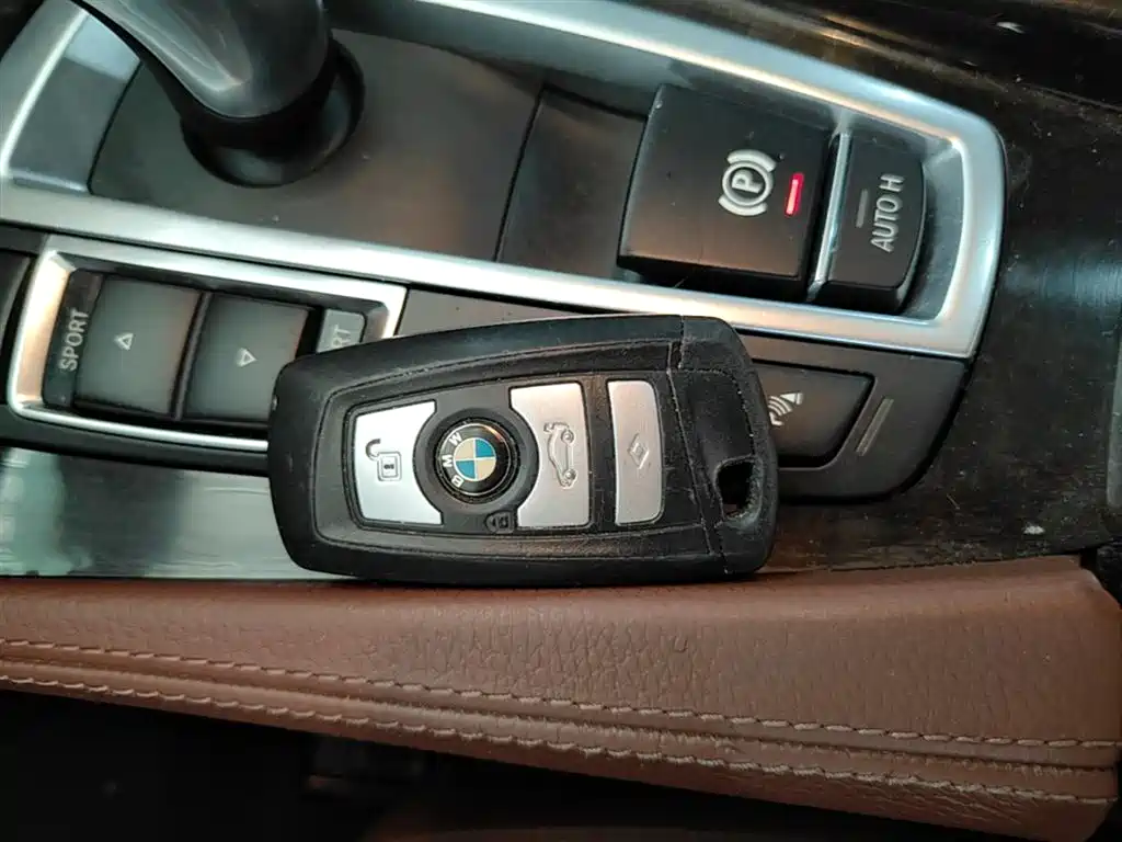 BMW 5 Series 2014 525Li Leading фото 9