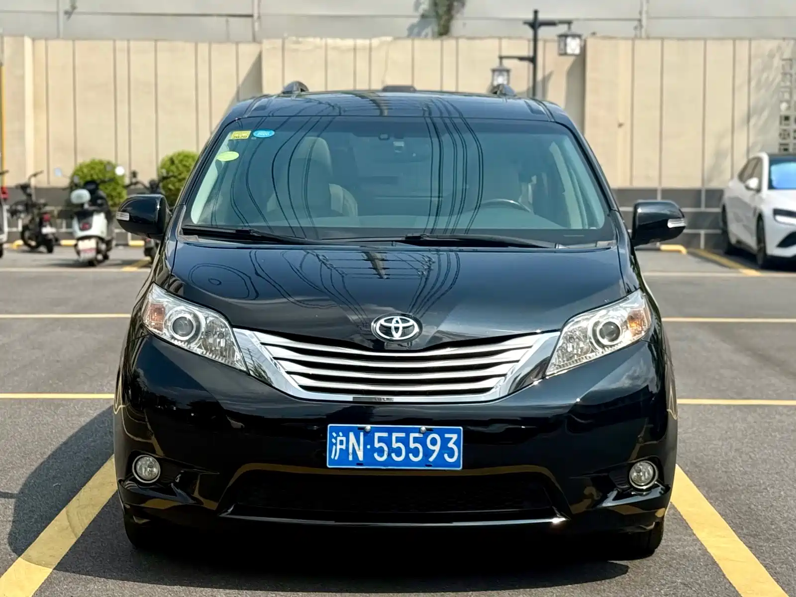 Photo 2 - Toyota Sienna