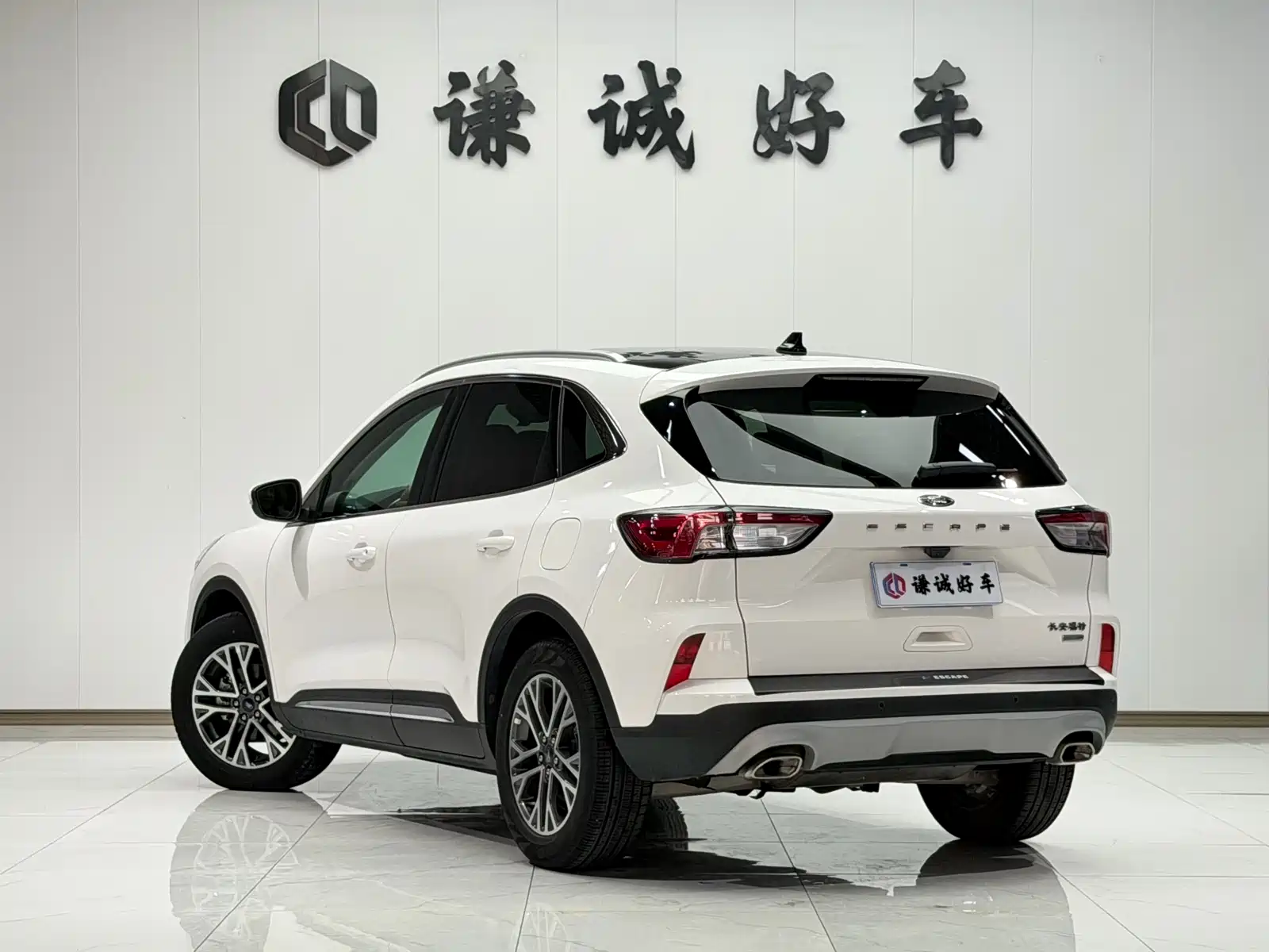 Photo 7 - Ford Escape