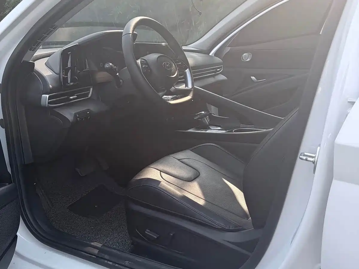 Hyundai Elantra 2021 1.5L CVT GLS Leading Edition фото 4