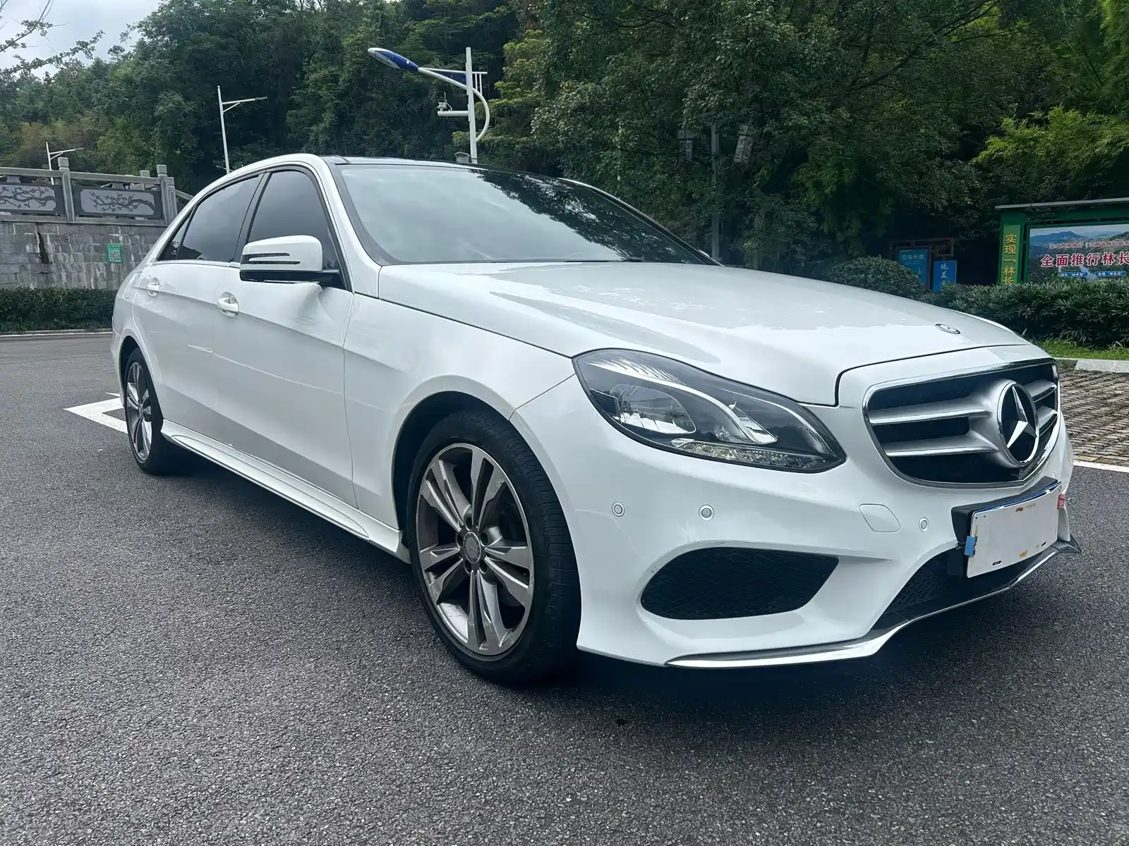 صورة 3 - Mercedes-Benz E-Class