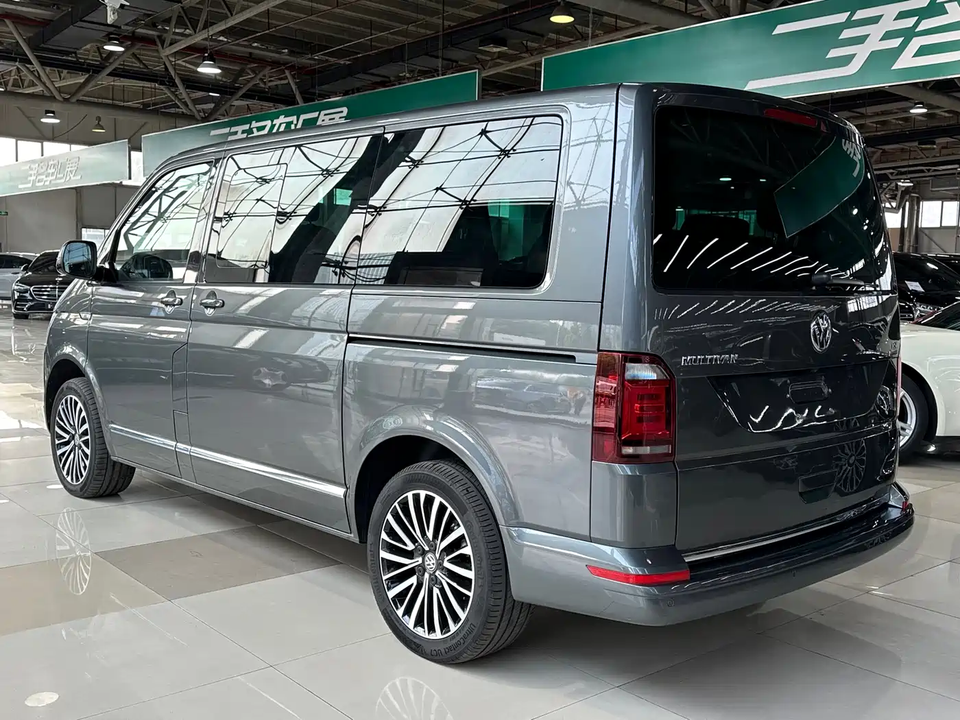 Volkswagen Multivan 2018 2.0TSI 4WD Premium Edition 7-Seater фото 6