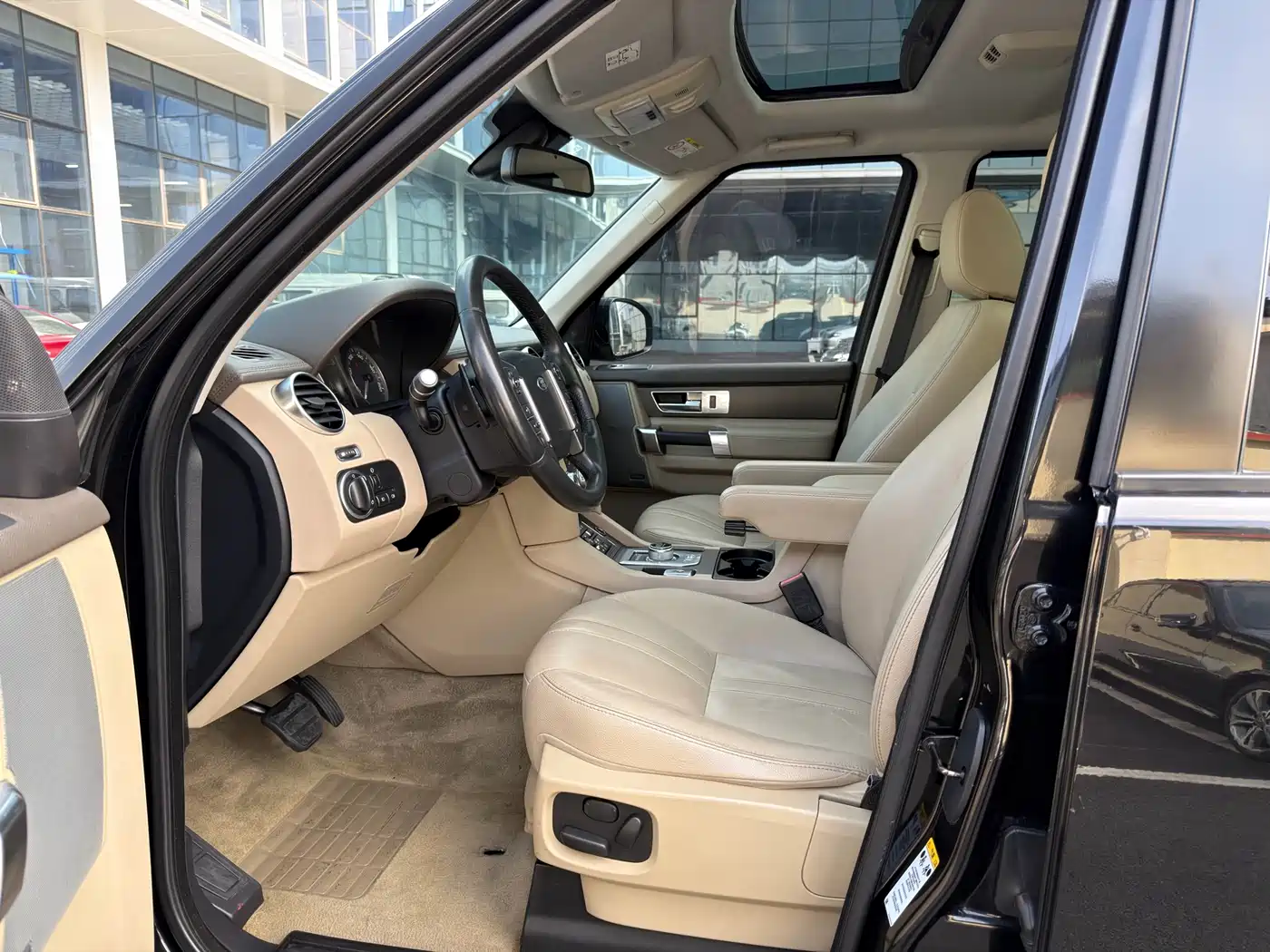 Land Rover Discovery 2015 3.0 SC V6 SE фото 4