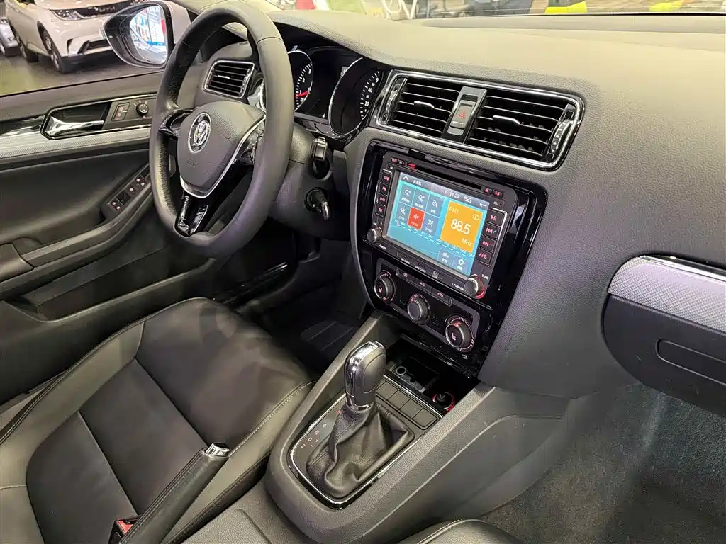 Volkswagen Sagitar 2015 230TSI Automatic Comfort фото 16