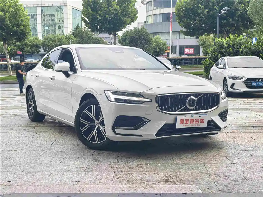 Volvo S60 2025 2025 B4 Smart Luxury Edition