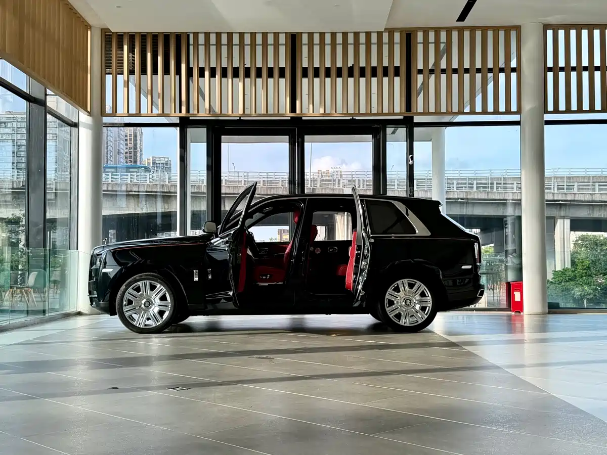 Фото 4 - Rolls-Royce Cullinan