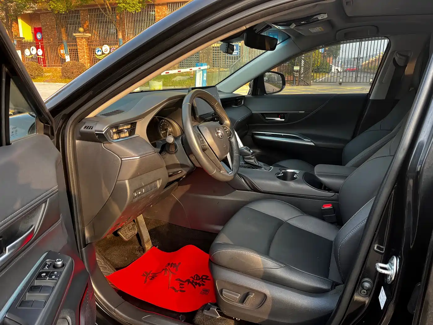 Toyota Venza 2023 2.0L CVT FWD Luxury фото 6