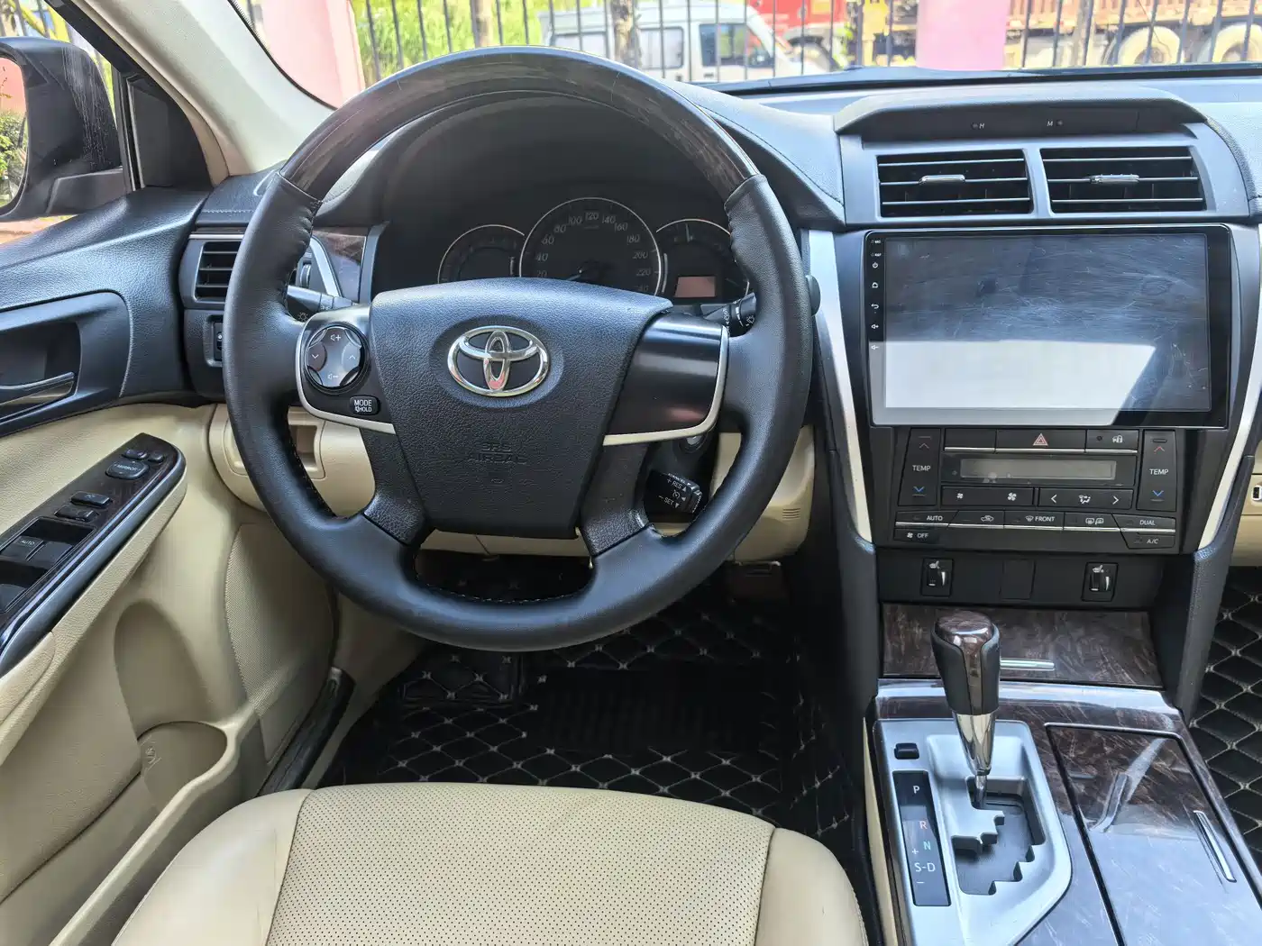 Toyota Camry 2015 2.0G Leading Edition фото 13