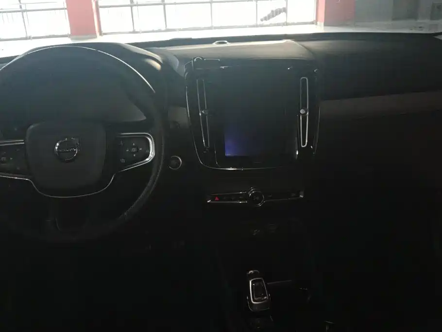 Фото 12 - Volvo XC40