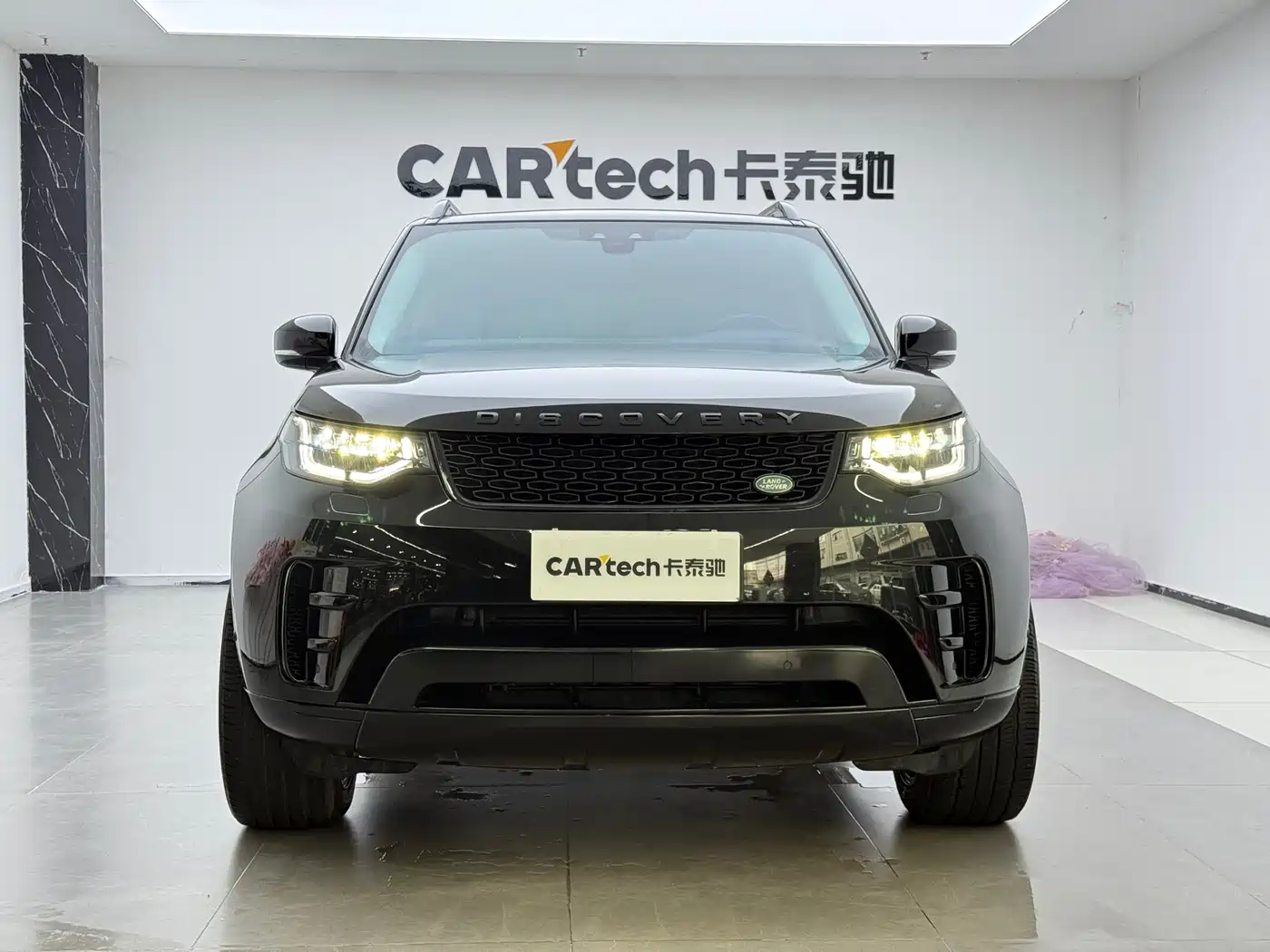 Land Rover Discovery 2019 2.0T SE фото 2