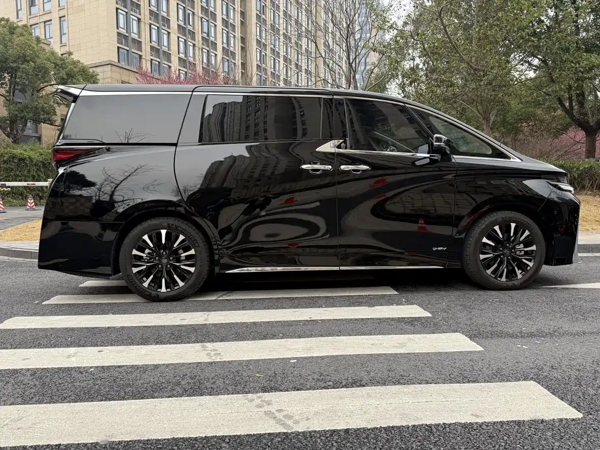 Toyota Vellfire 2024 Crown Hybrid 2.5L Executive Premium Edition фото 2