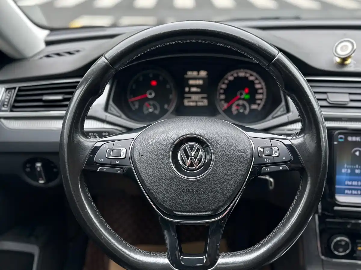 Volkswagen Passat 2016 330TSI DSG Honor Edition фото 11
