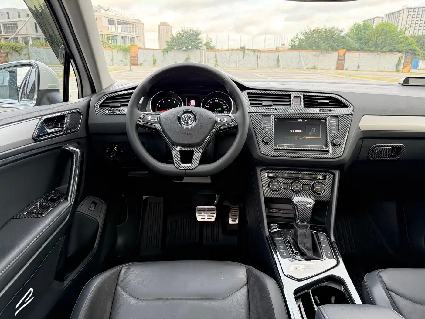 Photo 8 - Volkswagen Tiguan L