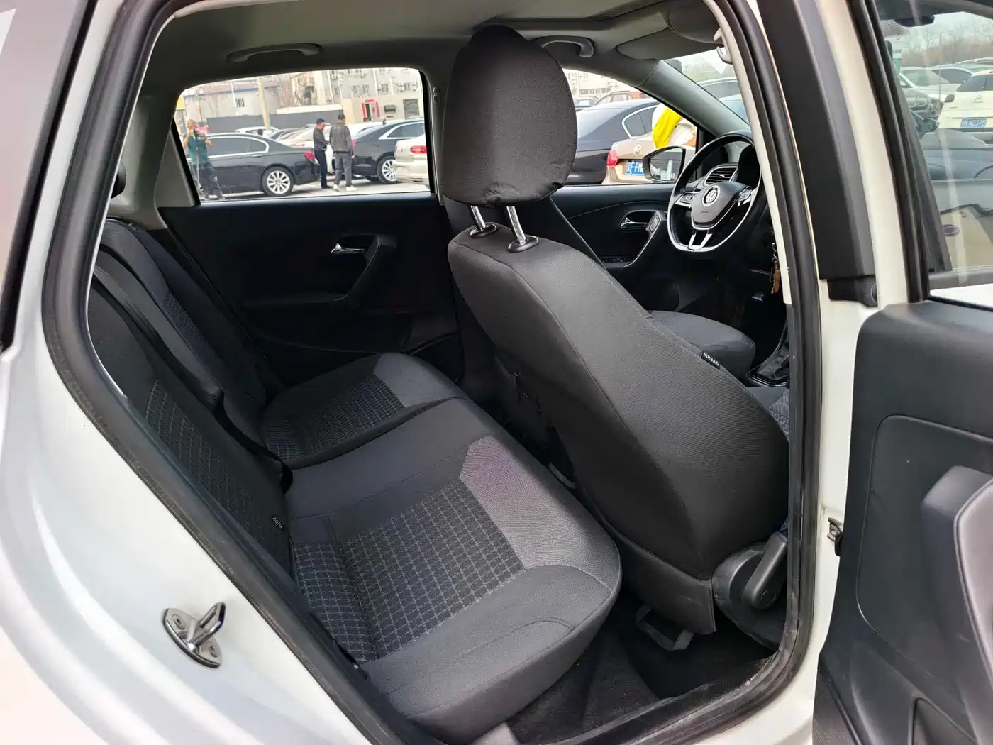 Volkswagen Polo 2016 1.6L Automatic Comfort фото 15