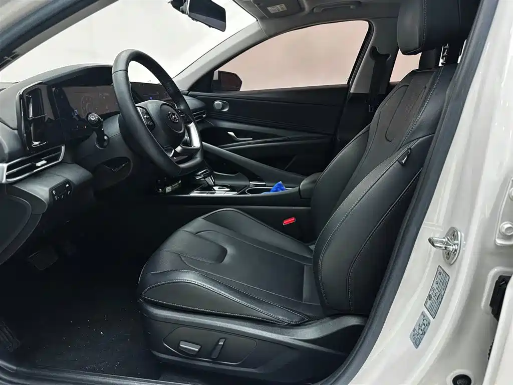 Hyundai Elantra 2022 1.5L CVT LUX Premium Edition фото 19