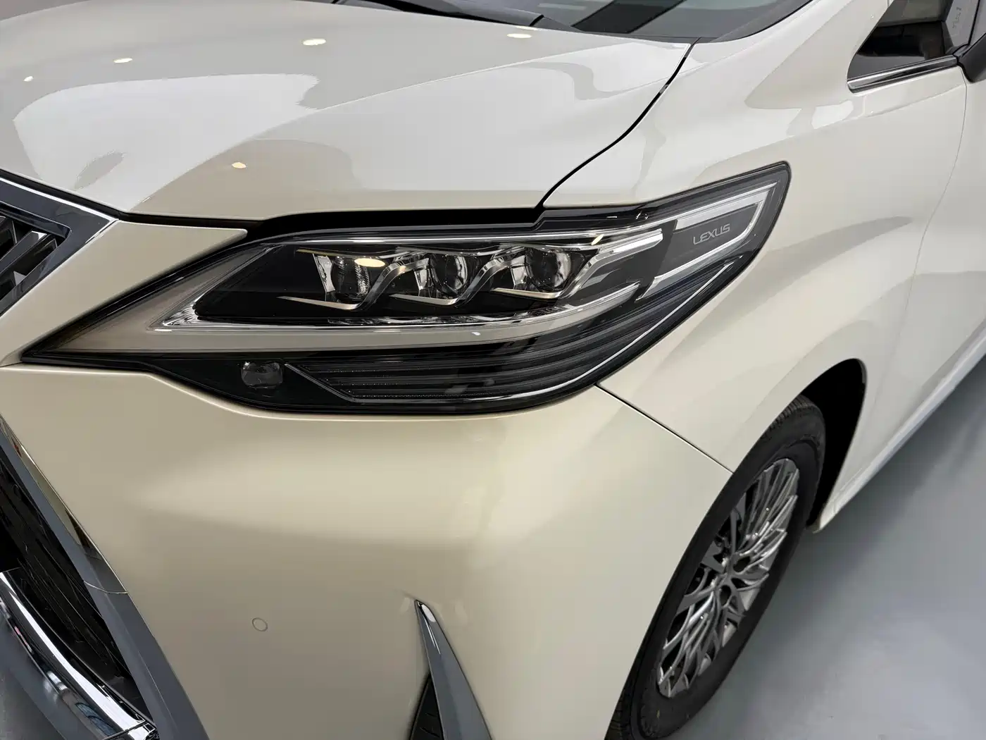 Lexus LM 2020 300h Seven-Seater Elegance Edition фото 9