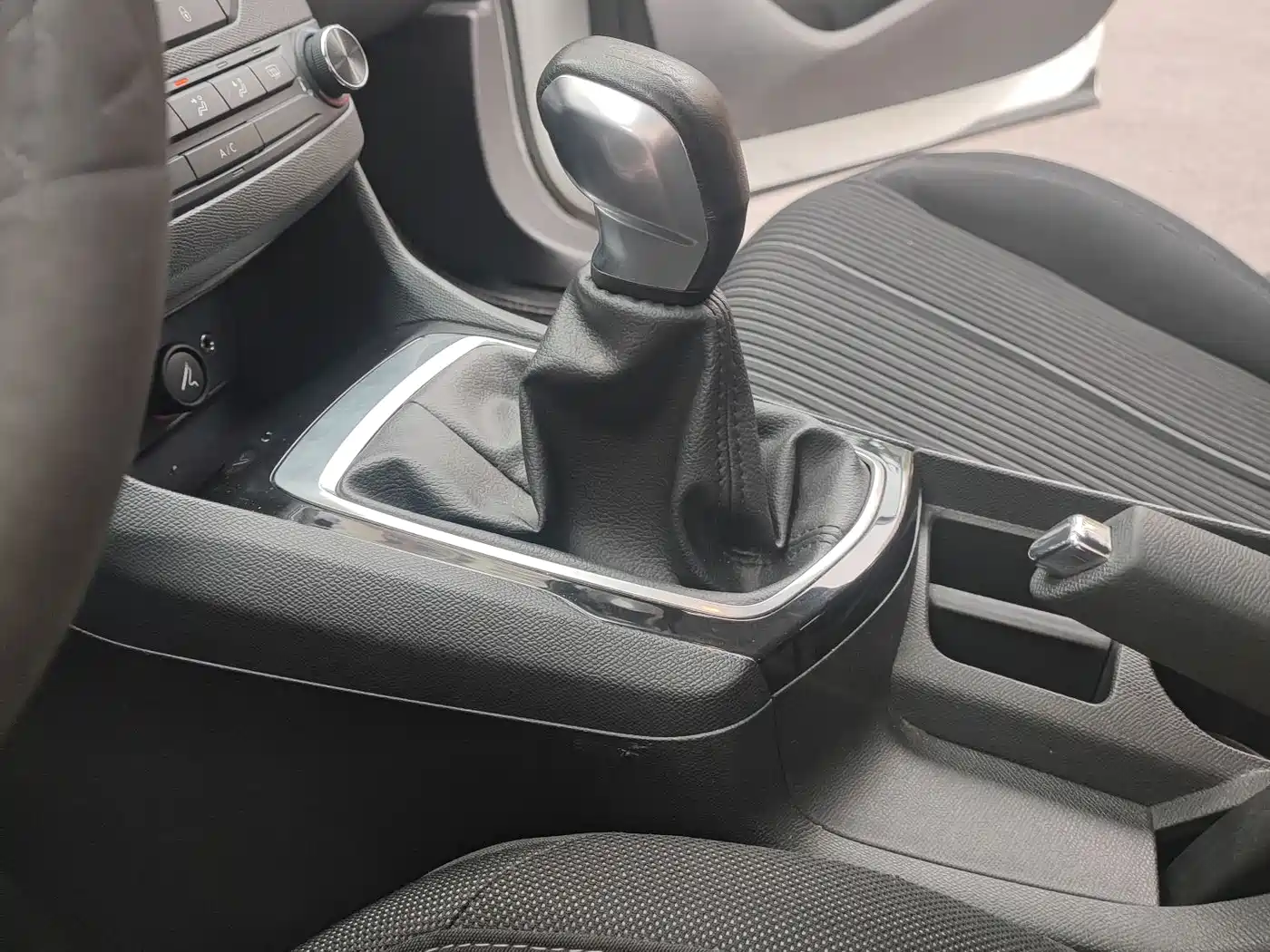 Peugeot 408 2014 1.8L Manual Leading Edition фото 7
