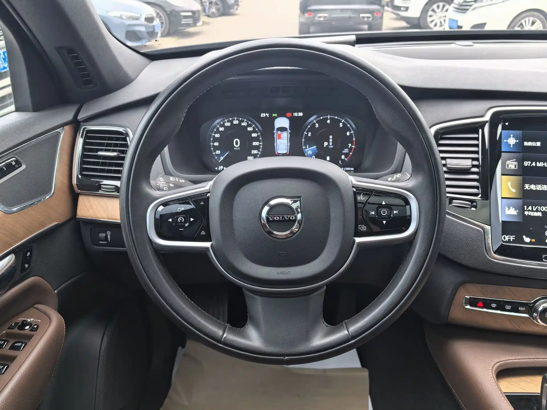 Фото 16 - Volvo XC90