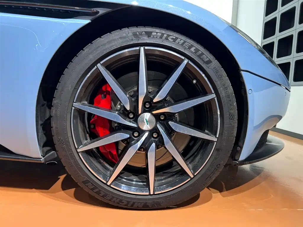 ASTON MARTIN DB11