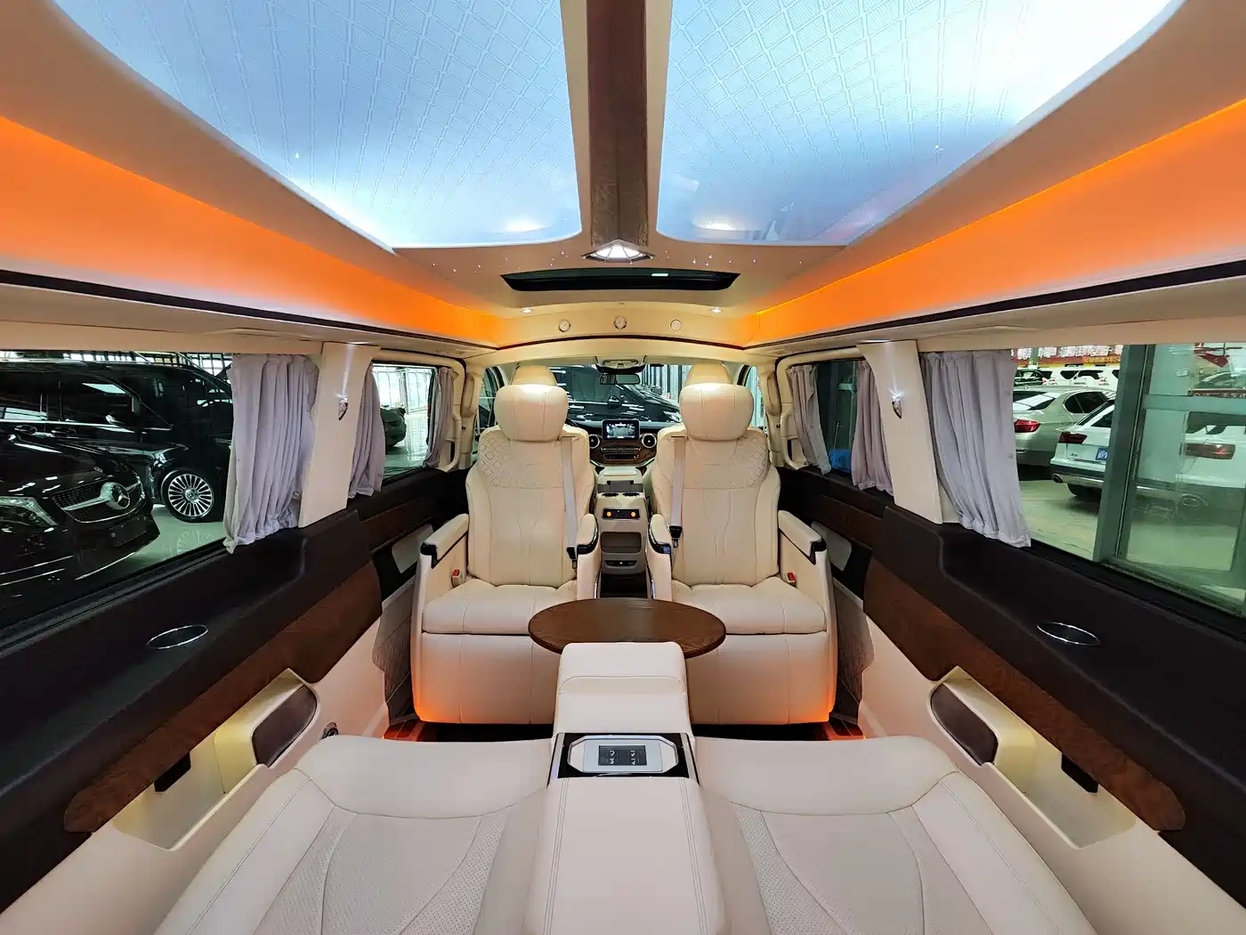 Mercedes-Benz V-Class 2018 V 260 L Premium Long Wheelbase Edition China VI фото 8
