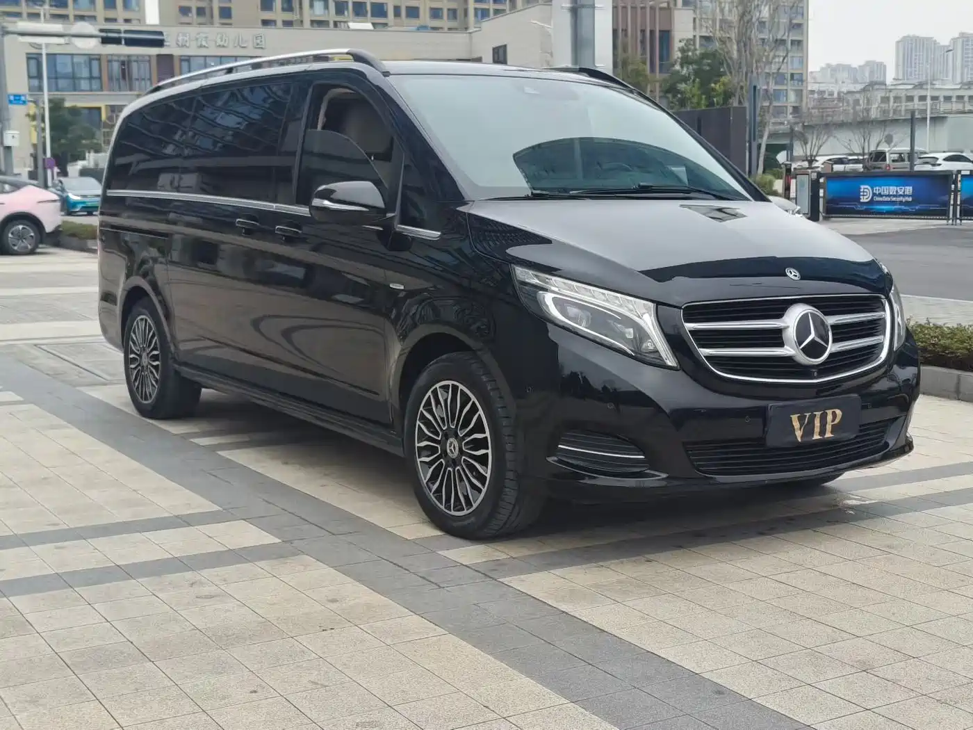 Mercedes-Benz V-Class 2018 V 260 L Premium Long Wheelbase Edition China VI фото 3