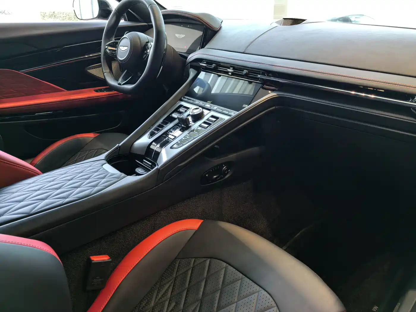 Aston Martin DB12 2025 4.0T V8 Coupe фото 7