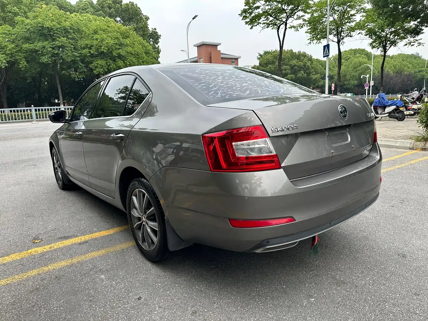 Škoda Octavia 2017 1.6L Automatic Pioneer Edition фото 5