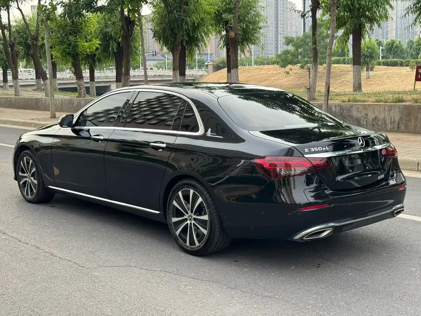 Mercedes-Benz E-Class New Energy 2022 E 350 e L Plug-in Hybrid Sedan фото 7