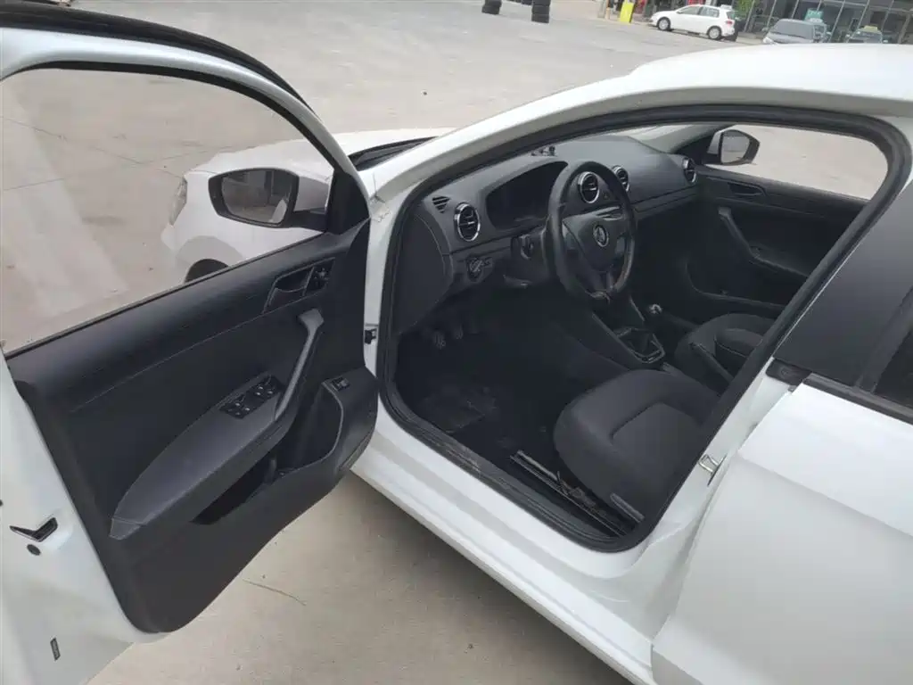 Volkswagen Jetta 2019 Dream Edition 1.4L Manual Fashion фото 12