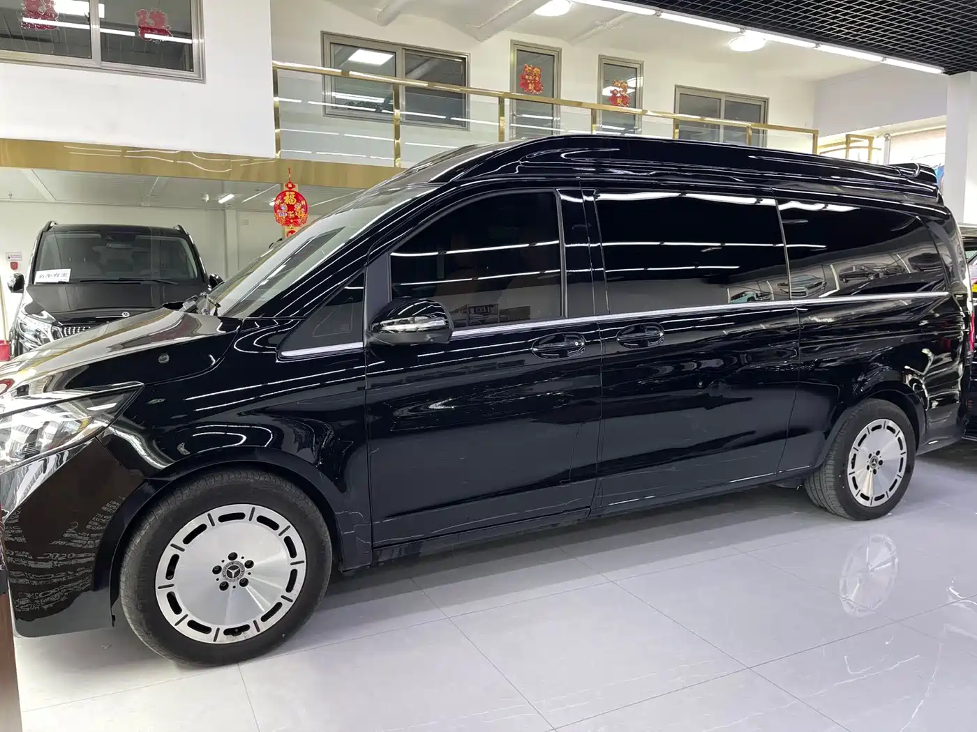 Mercedes-Benz V-Class 2024 V 300 L Long Wheelbase Luxury Edition фото 2