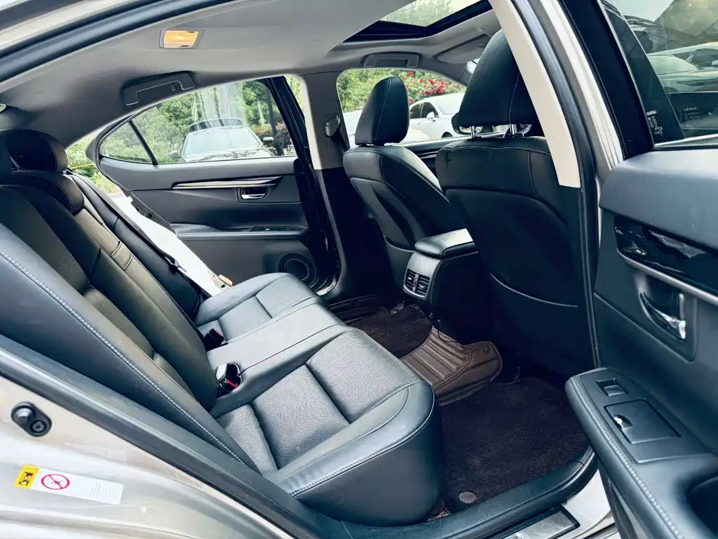 Фото 15 - Lexus ES