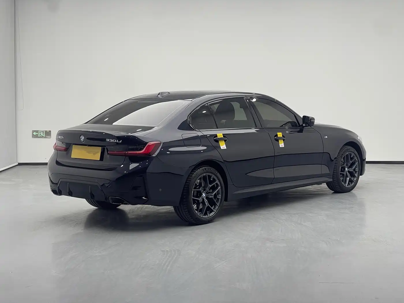 BMW 3 Series 2026 330Li M Sport Shadowline Package фото 5