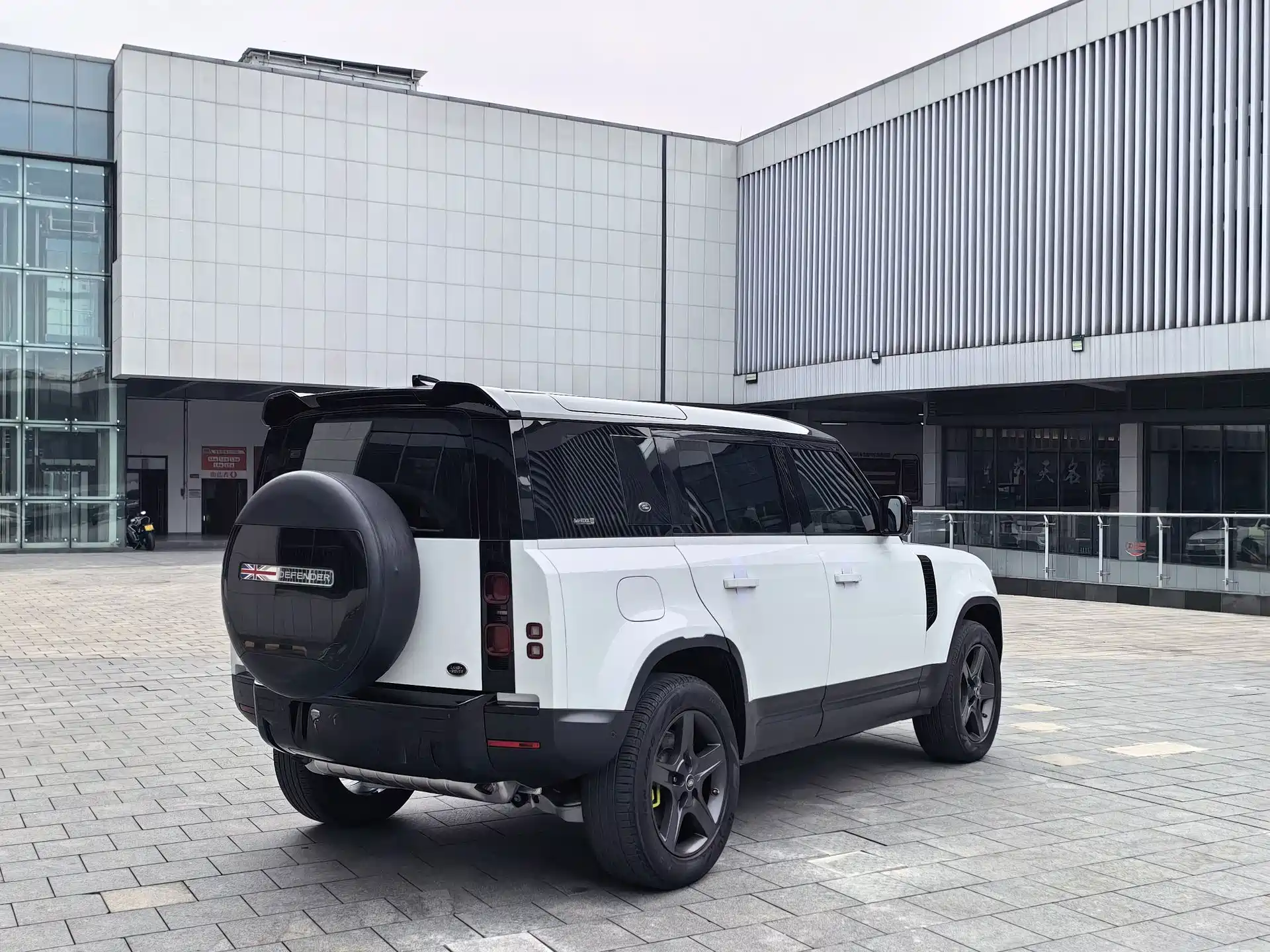 Photo 18 - Land Rover Defender